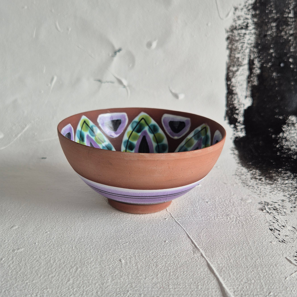 vintage SKÅL terracottabrun med mönster i grönt, svart och lila, br 11,5 cm - 2