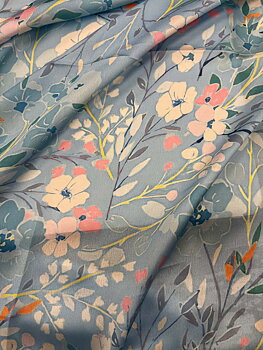 Viskos scarf -  Ljusblå med vårblommor