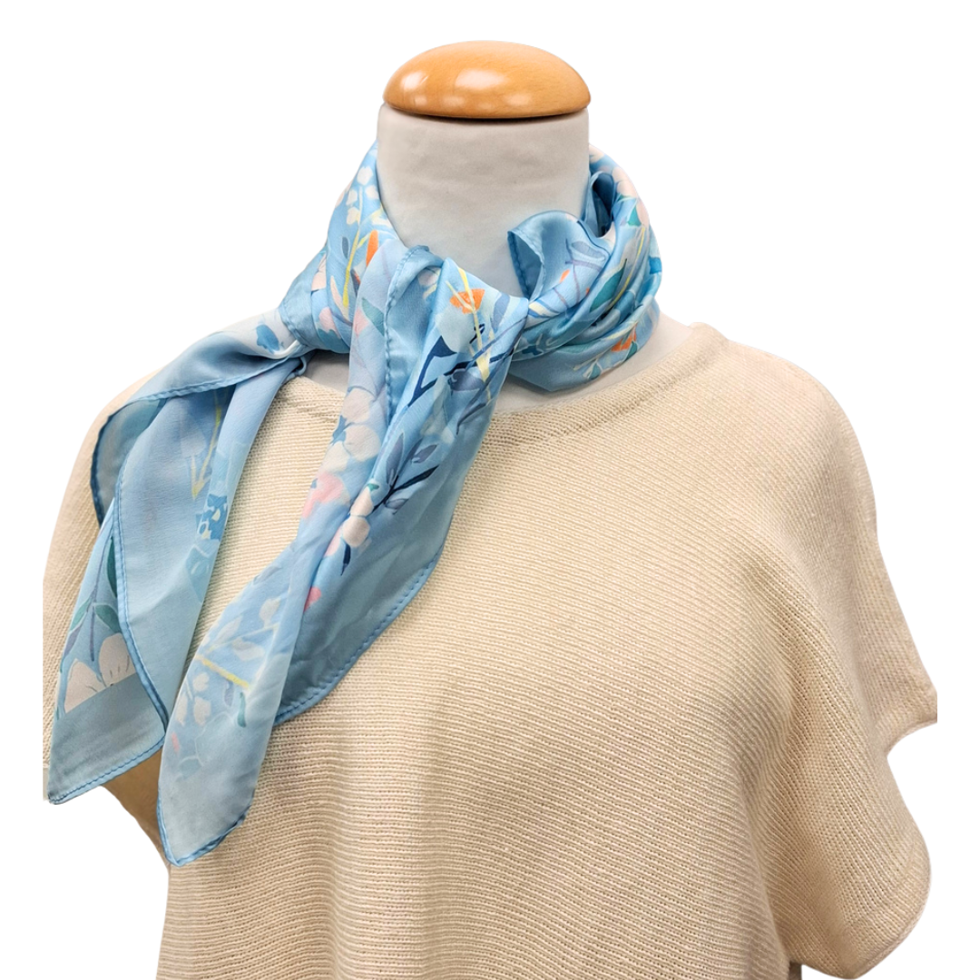 Viskos scarf -  Ljusblå med vårblommor