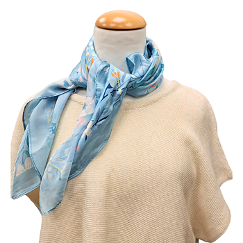 Viskos scarf -  Ljusblå med vårblommor