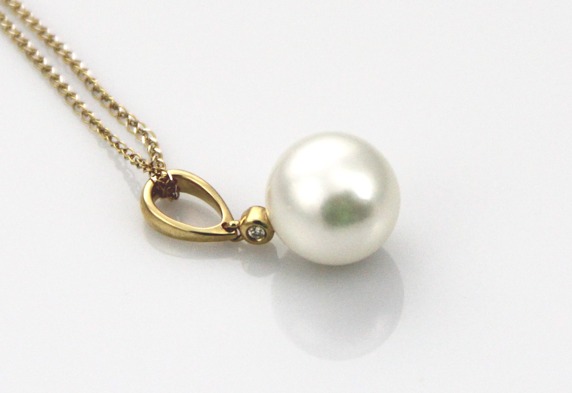 Südseeperle in 18 Karat Gold mit einem Diamanten gefasst - 2