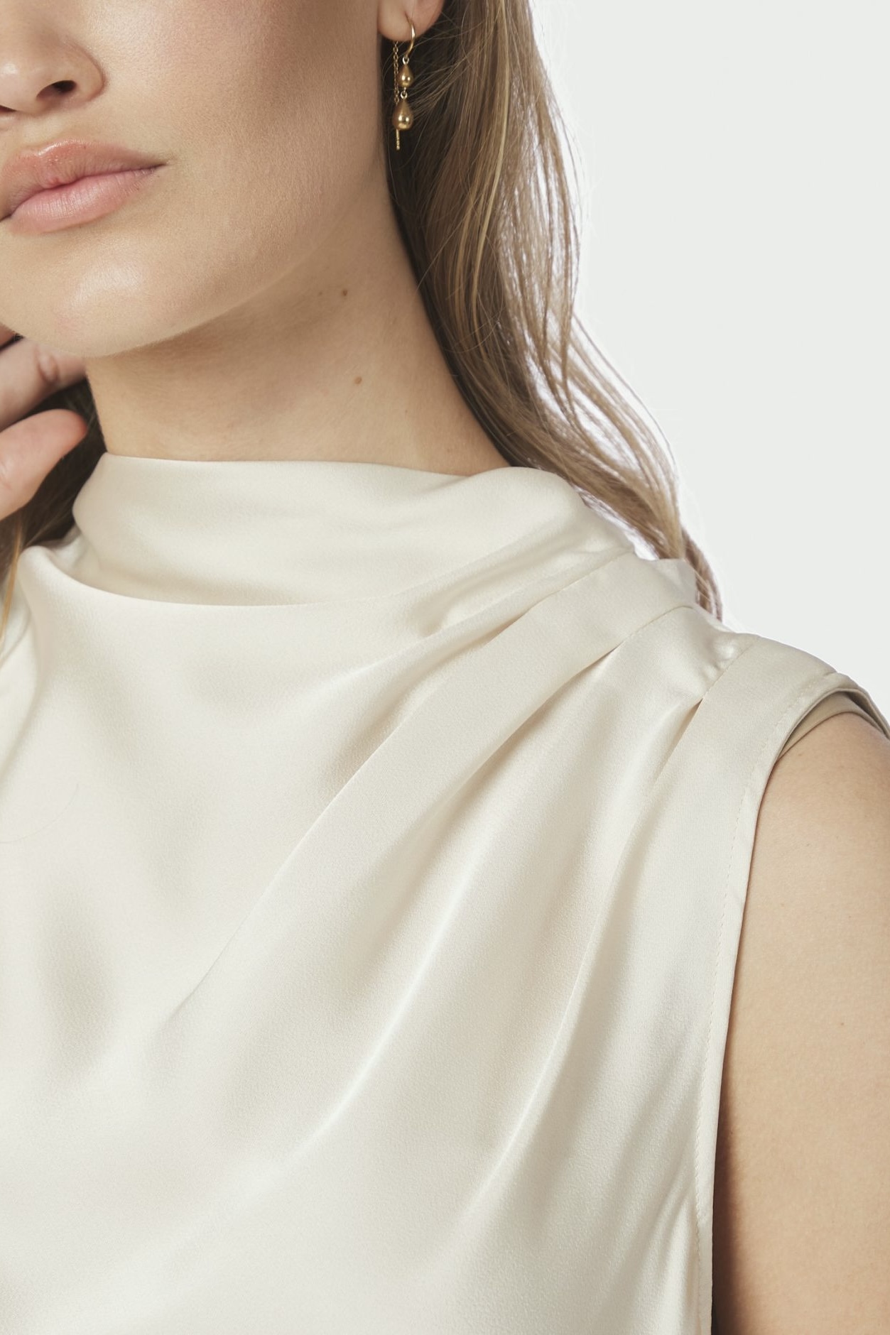 Neo Noir - Isola Drapy Satin Top Creme - 4