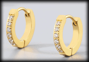 2 mm breda guldpläterade stålörhängen med bling.