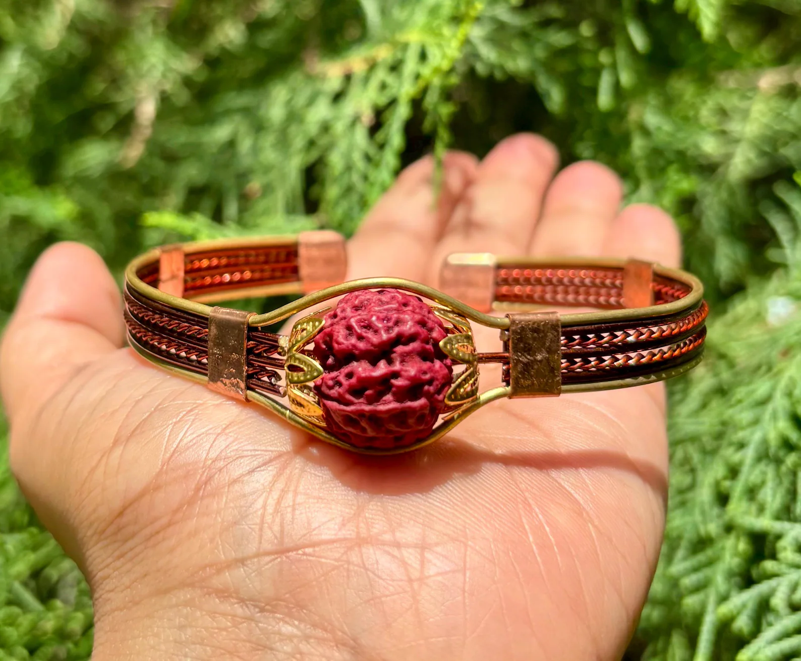 Koppararmband med Rudraksha