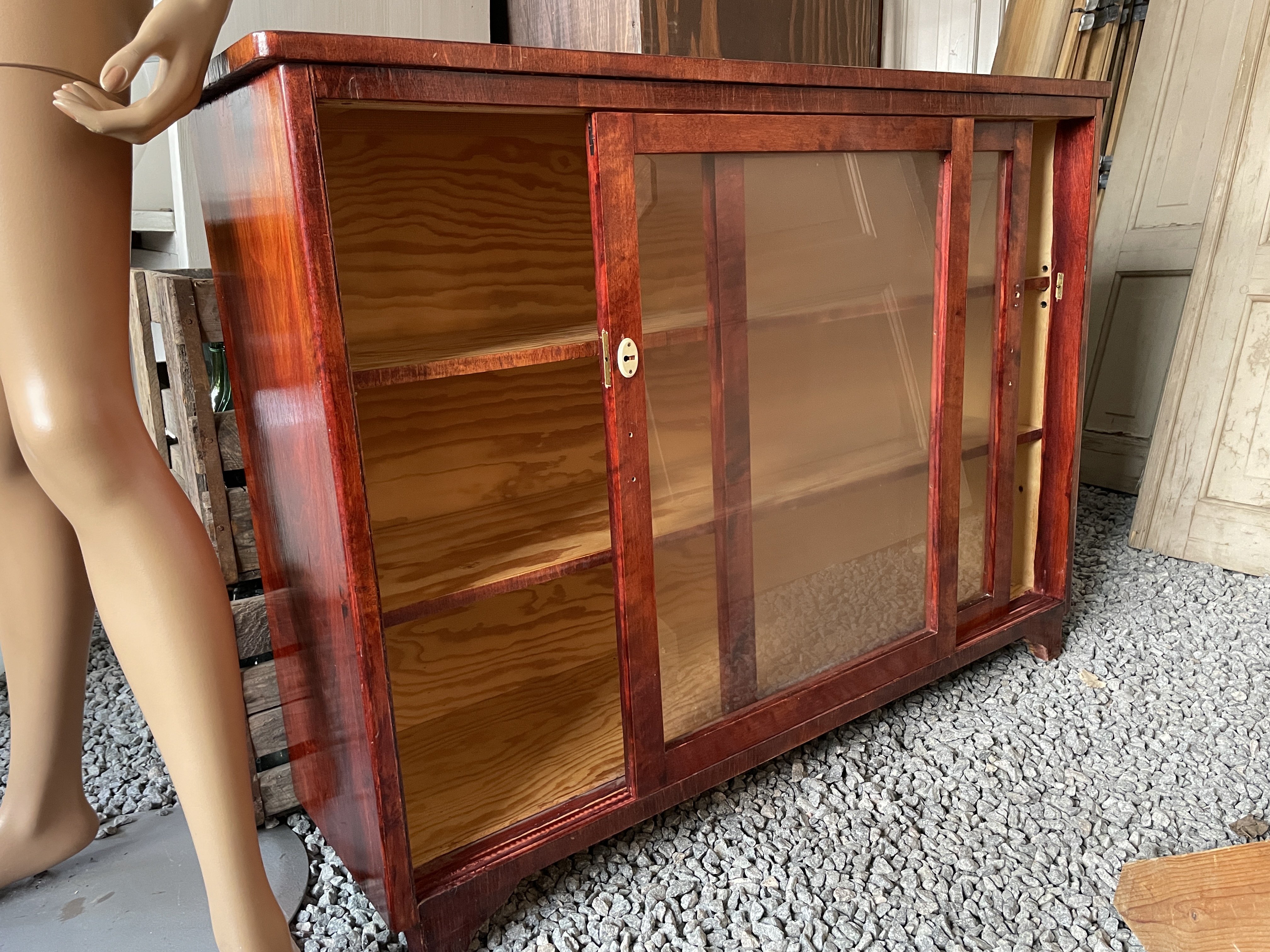 Skåp med glasdörrar