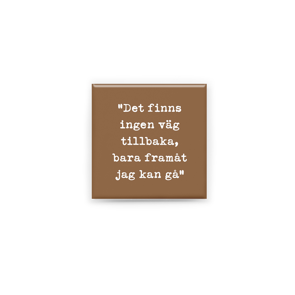 Stilren kylskåpsmagnet i storlek 5x5 cm med citatet "Det finns ingen väg tillbaka, bara framåt jag kan gå" ur låten "Jag måste lära mig".