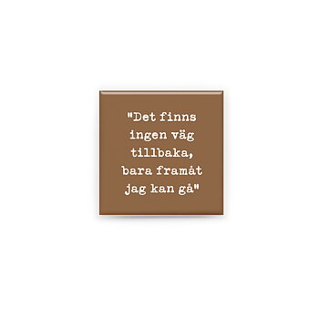 Stilren kylskåpsmagnet i storlek 5x5 cm med citatet "Det finns ingen väg tillbaka, bara framåt jag kan gå" ur låten "Jag måste lära mig".