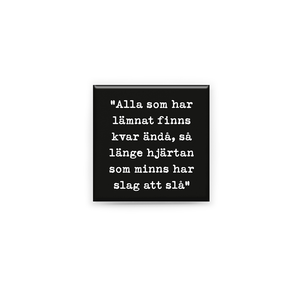 Stilren kylskåpsmagnet i storlek 5x5 cm med citatet "Alla som har lämnat finns kvar ändå, så länge hjärtan som minns har slag att slå" ur låten "Elysium".