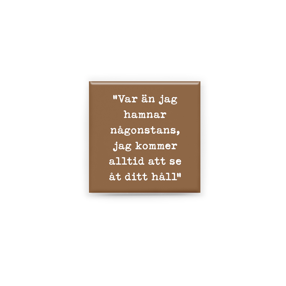 Stilren kylskåpsmagnet i storlek 5x5 cm med citatet "Var än jag hamnar någonstans, jag kommer alltid att se åt ditt håll" ur låten "Kommer alltid se åt ditt håll".