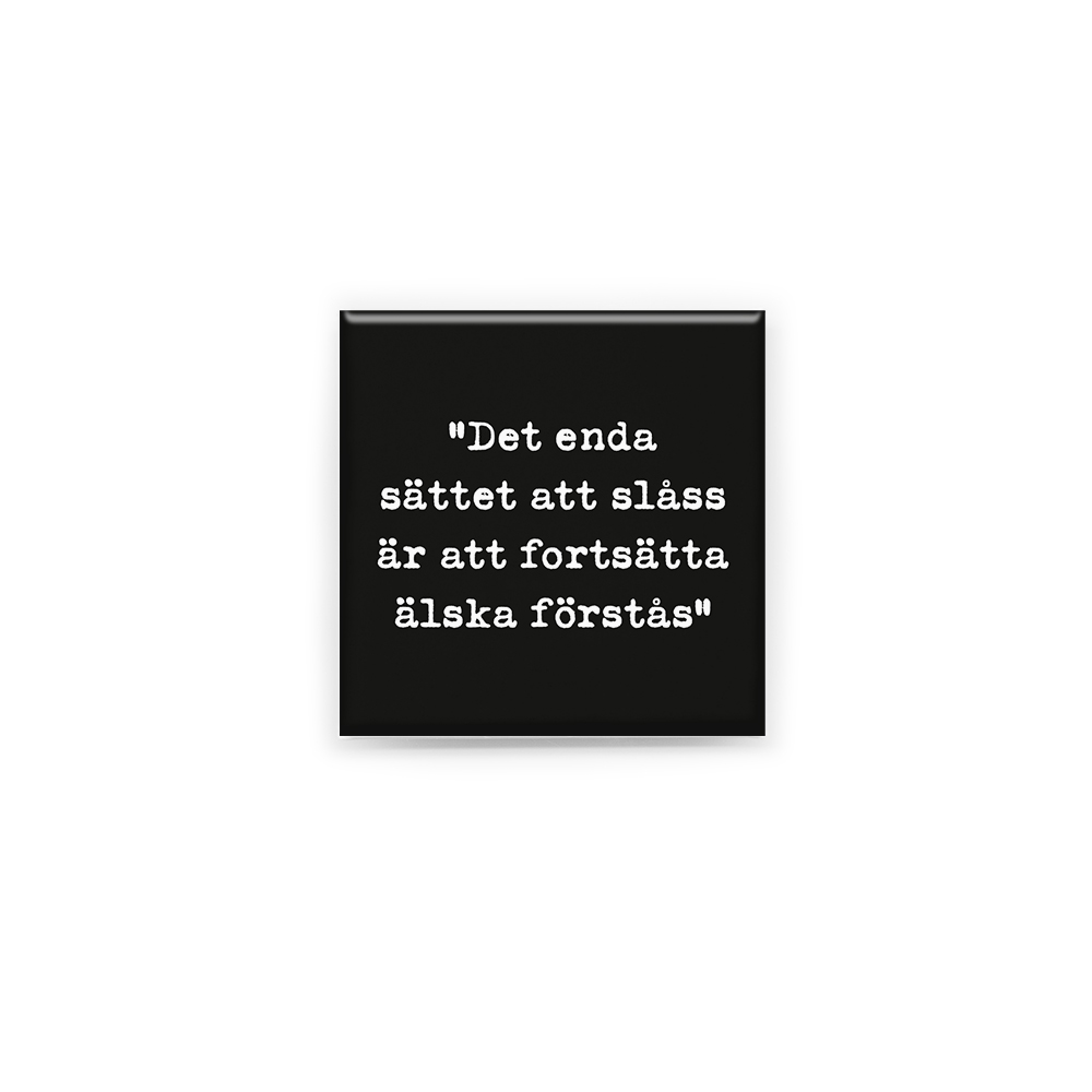 Stilren kylskåpsmagnet i storlek 5x5 cm med citatet "Det enda sättet att slåss är att fortsätta älska förstås" ur låten "Dansa".