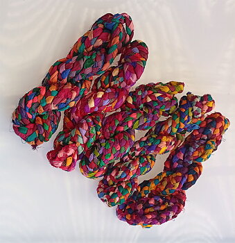 500 grammaa Ainutlaatuinen käsintehty - Kierrätetty 100% Sari Silk Punottu langan lanka Intiasta Multi