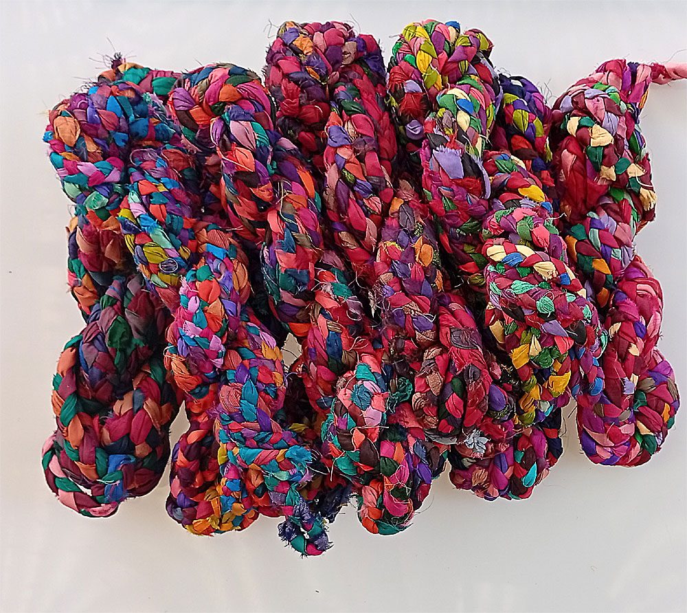 1 kg. Ainutlaatuinen käsintehty - Kierrätetty 100% Sari Silk Punottu lanka Intiasta Multi