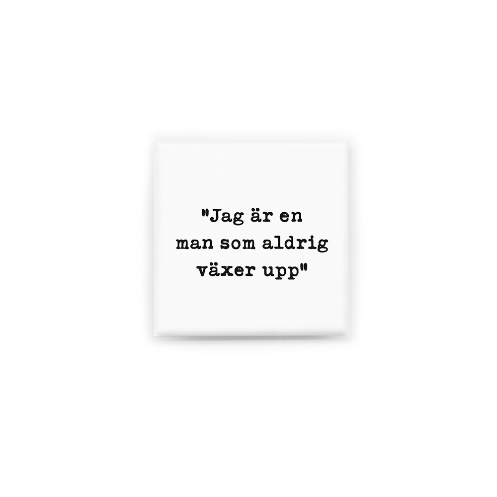Stilren kylskåpsmagnet i storlek 5x5 cm med citatet "Jag är en man som aldrig växer upp" ur låten "Peter Pan".