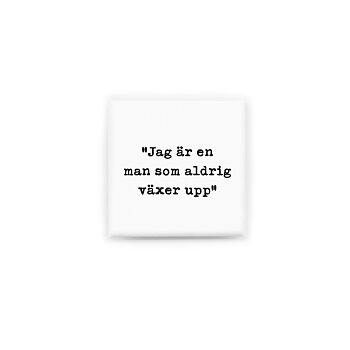 Stilren kylskåpsmagnet i storlek 5x5 cm med citatet "Jag är en man som aldrig växer upp" ur låten "Peter Pan".