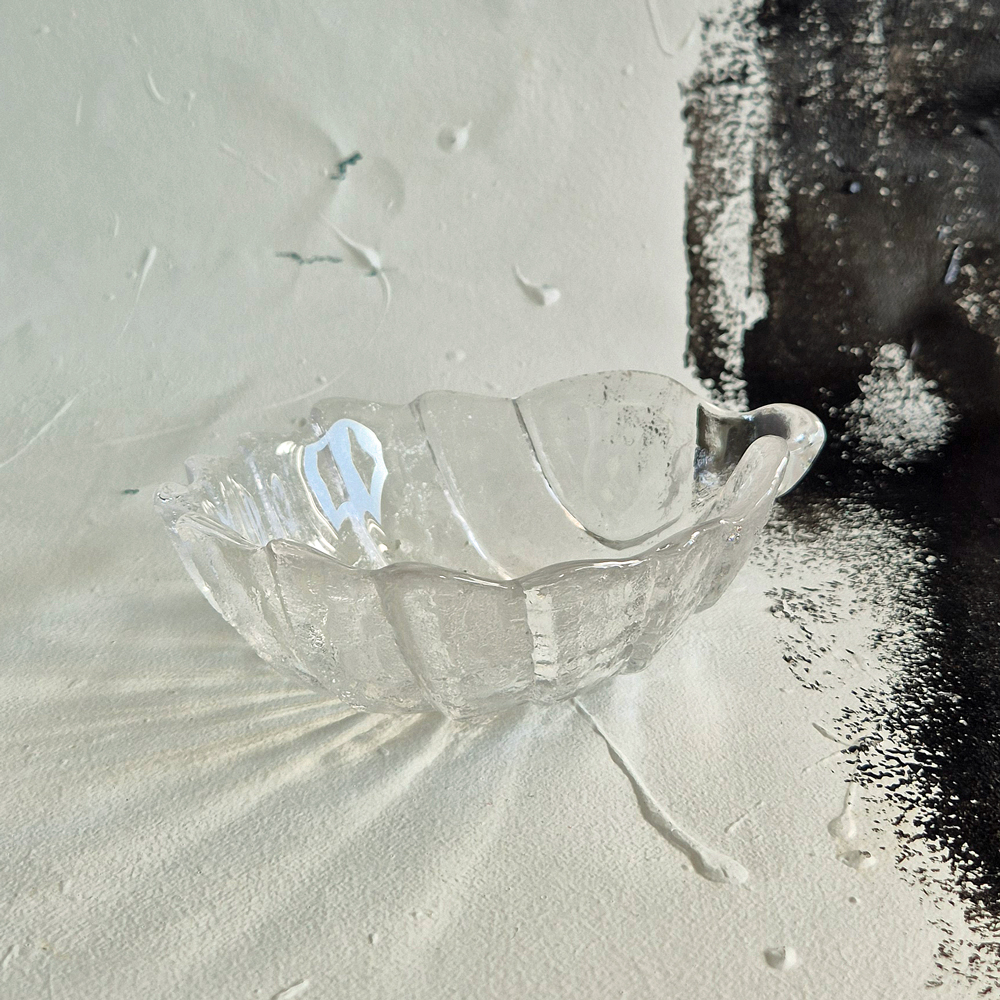 vintage SKÅL i glas, lövformad, Orrefors Eden design Lars Hellsten, br 16 cm - 2