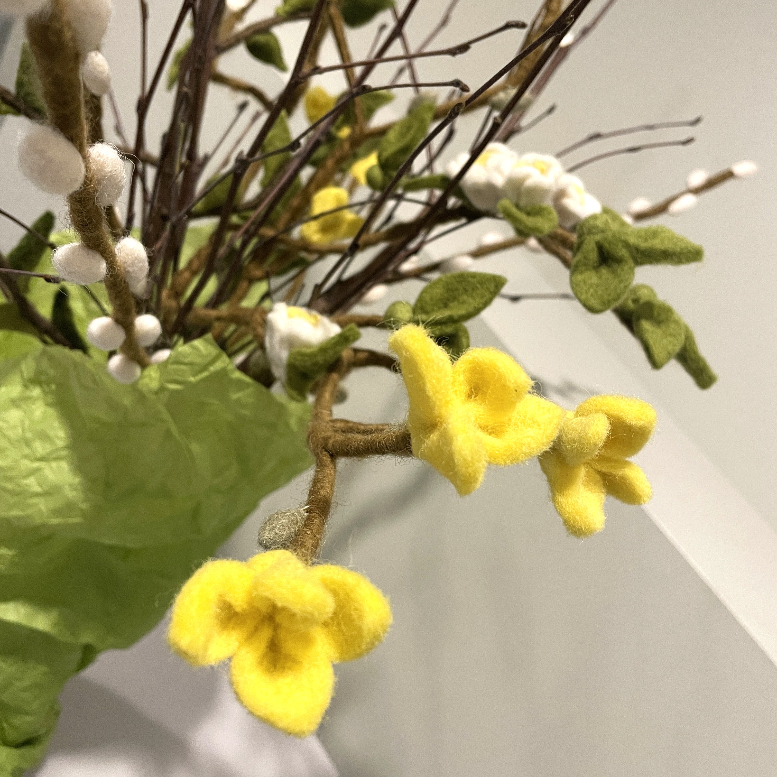 Nåltovad gren med gula blommor - 2