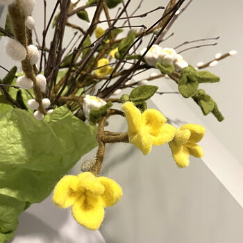 Nåltovad gren med gula blommor