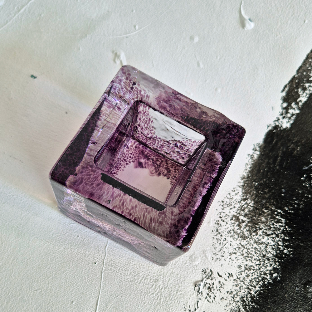 vintage LJUSLYKTA glas, klar/lila, design Brick av Anna Ehrner för Kosta Boda, h 7,5 cm - 3