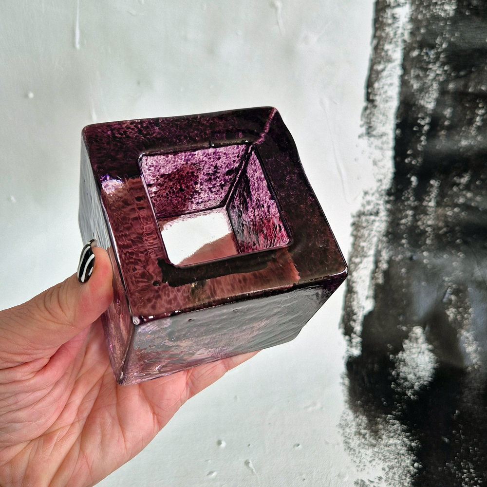 vintage LJUSLYKTA glas, klar/lila, design Brick av Anna Ehrner för Kosta Boda, h 7,5 cm - 9
