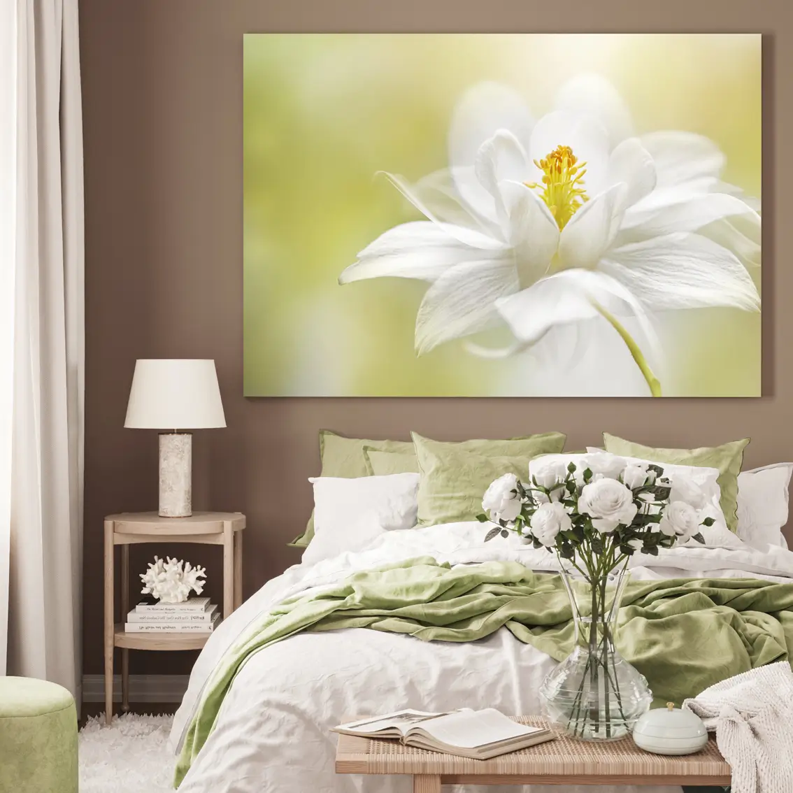 Lerretsbilde med hvit blomst i mykt lys. Motivet viser en skjør blomst mot en lys bakgrunn som gir ro og harmoni. 