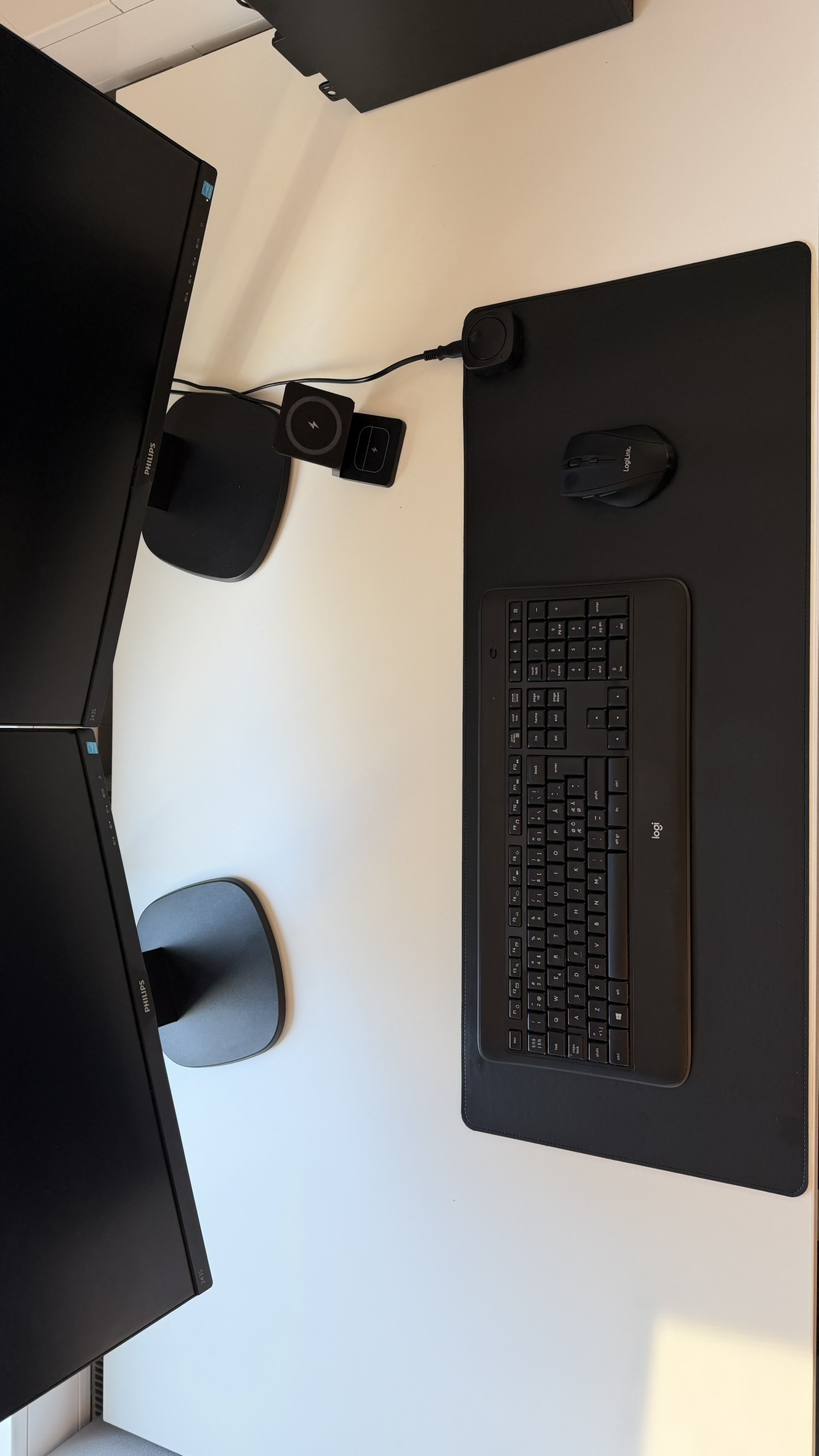 Wide heated deskpad with leather look black