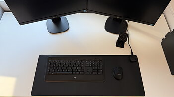 Brett uppvärmt skrivbordsunderlägg läderimitation svart