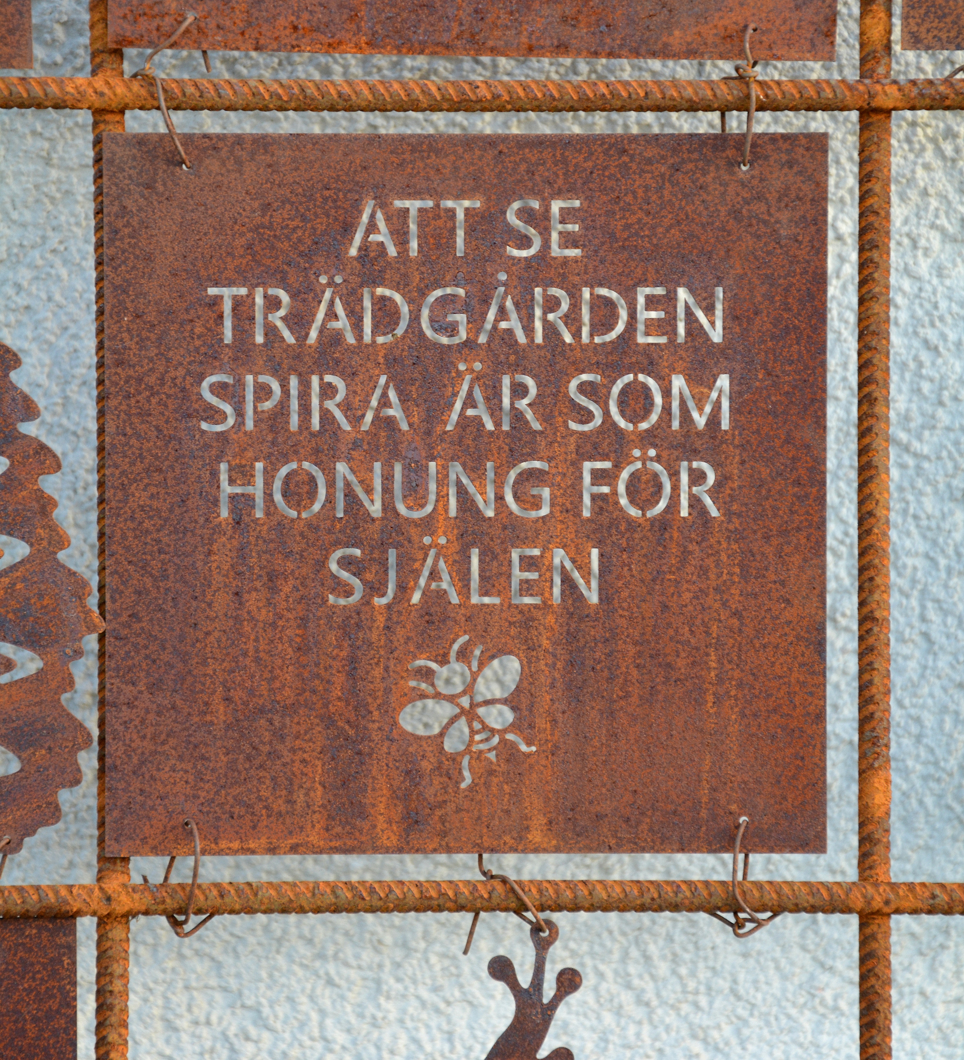 Rostig skylt till armeringsnät text: ATT SE TRÄDGÅRDEN SPIRA... 14 cm