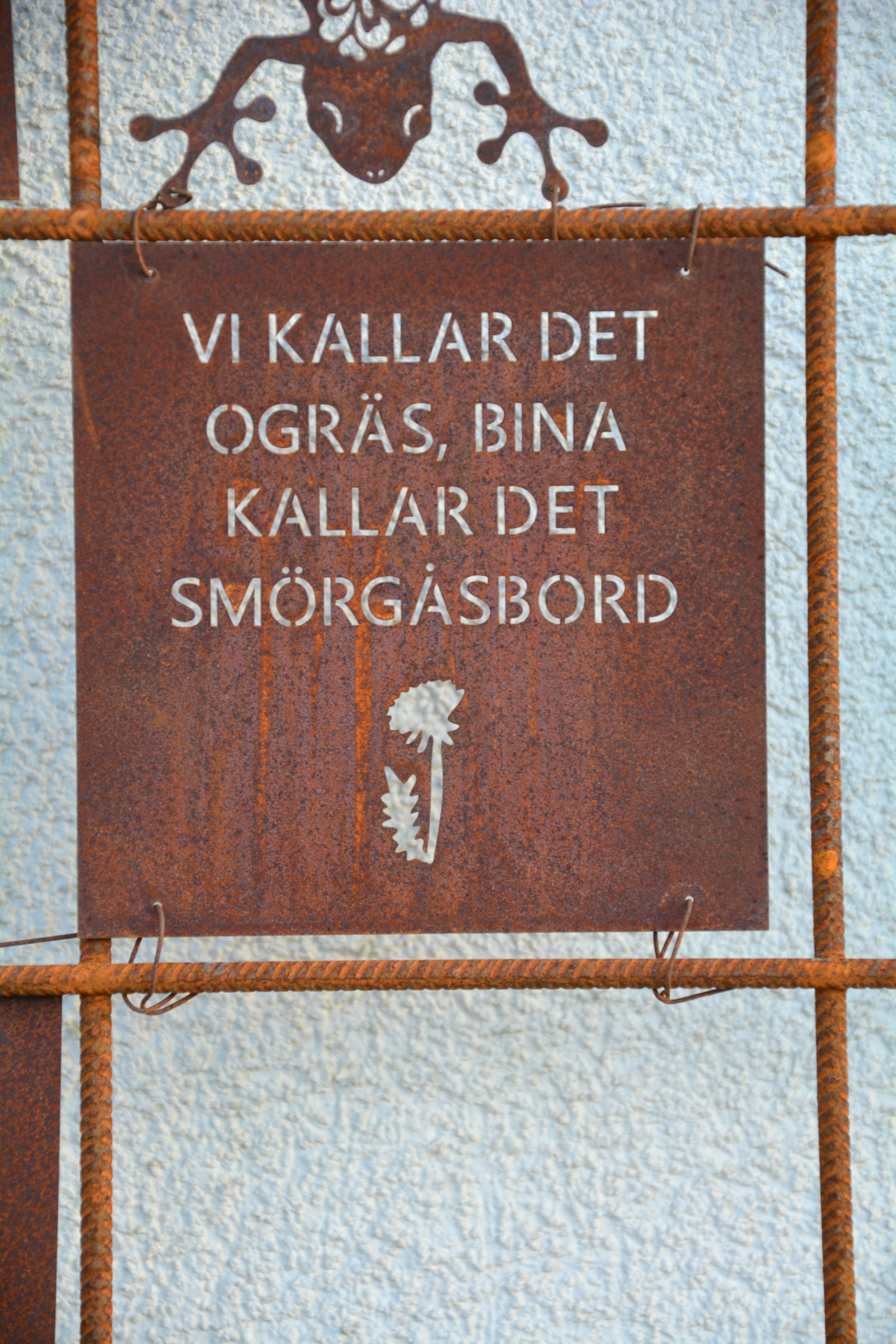 Rostig skylt till armeringsnät text: VI KALLAR DET OGRÄS... 14 cm