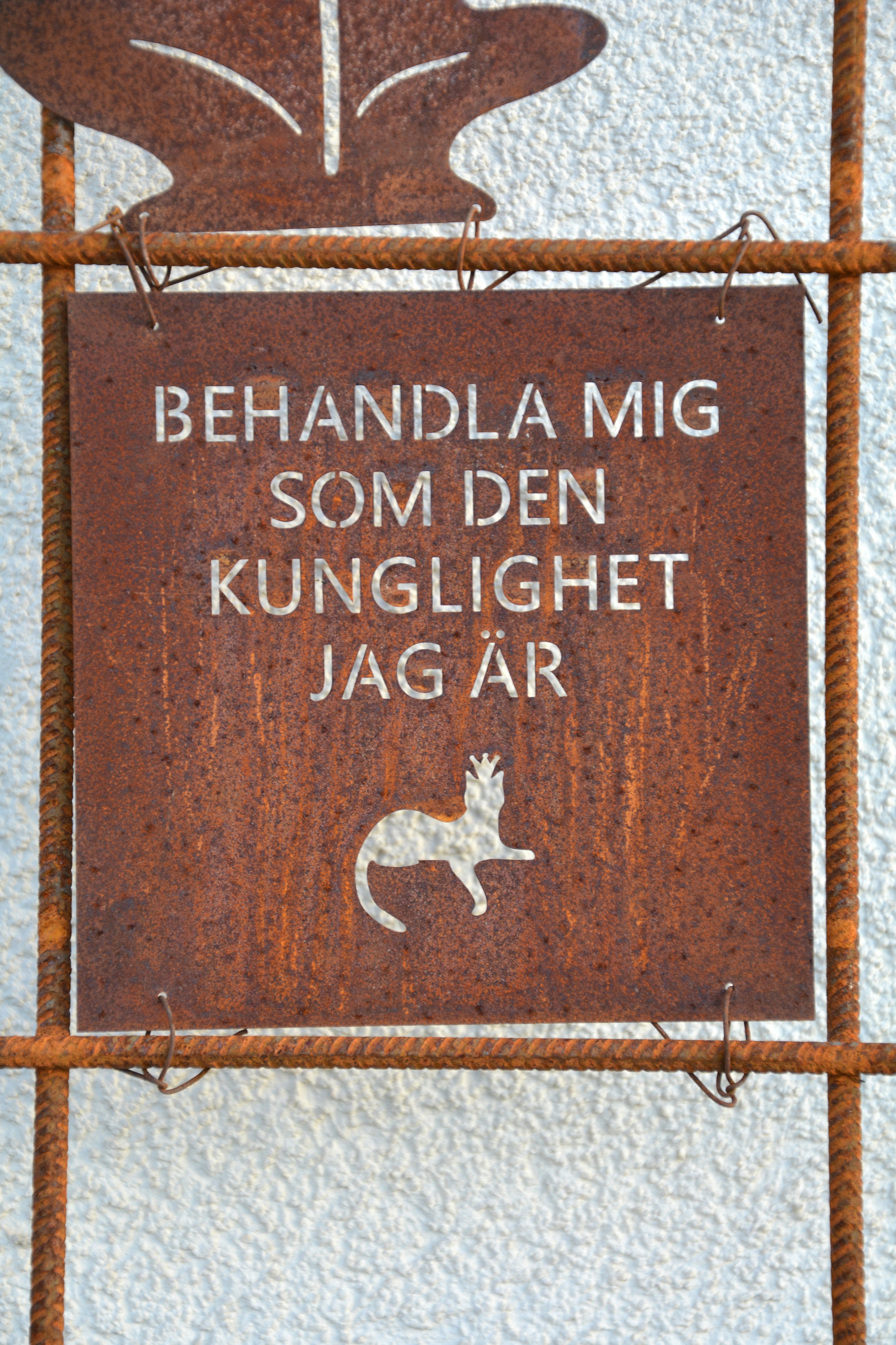Rostig skylt till armeringsnät text: BEHANDLA MIG SOM DEN... 14 cm