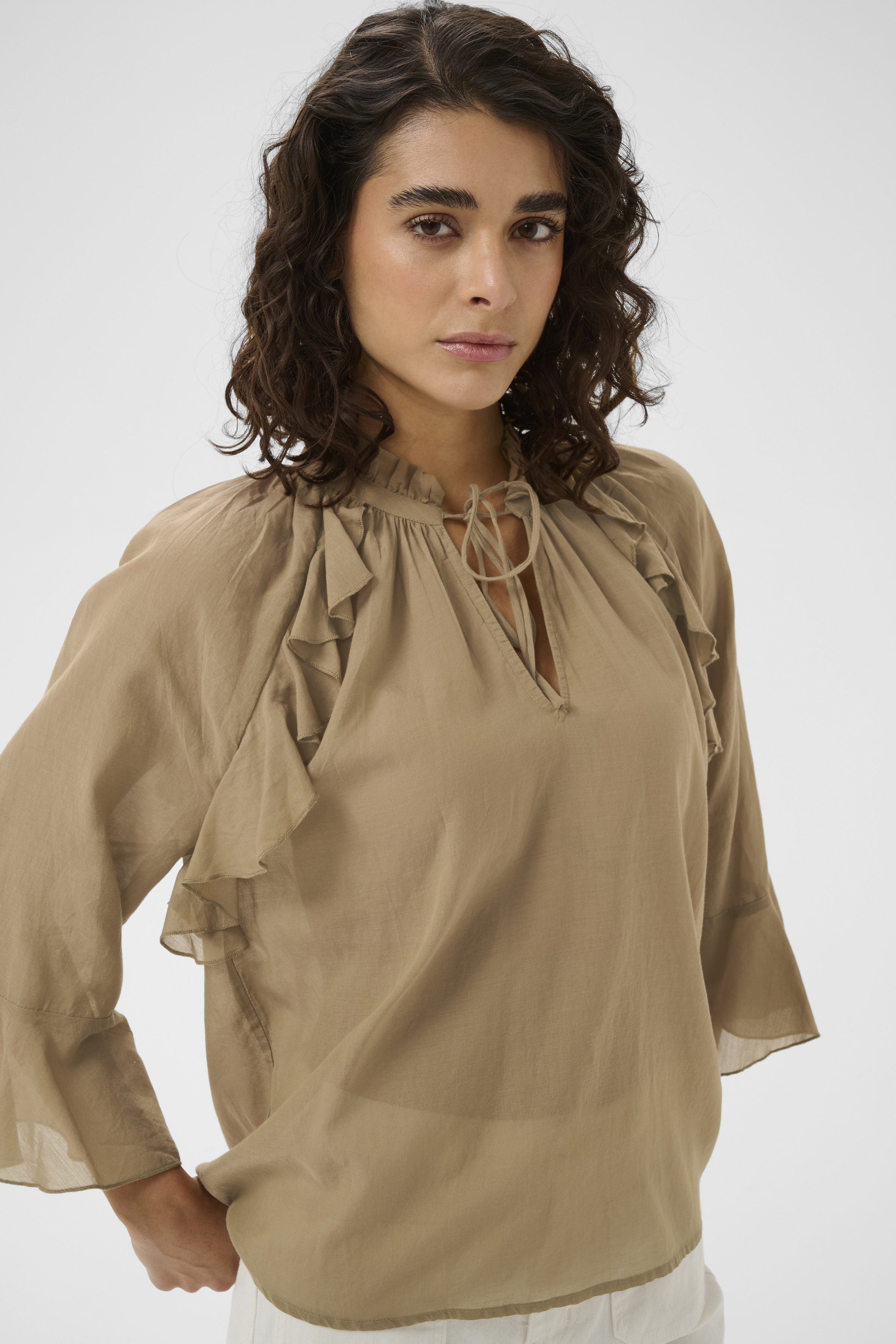 KAflora Blouse Petrified Oak  Blus med volang