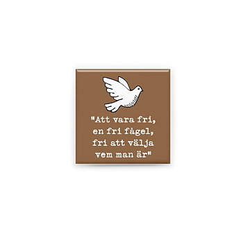 Stilren kylskåpsmagnet i storlek 5x5 cm med citatet "Att vara fri, en fri fågel, fri att välja vem man är" ur låten "Fri fågel".