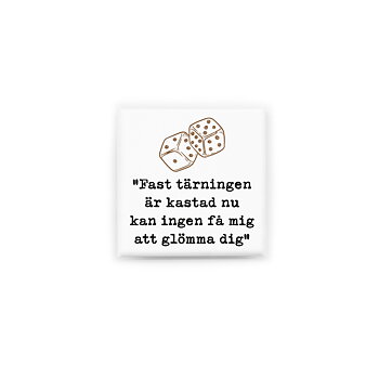 Stilren kylskåpsmagnet i storlek 5x5 cm med citatet "Fast tärningen är kastad nu kan ingen få mig att glömma dig" ur låten "Silver & guld".