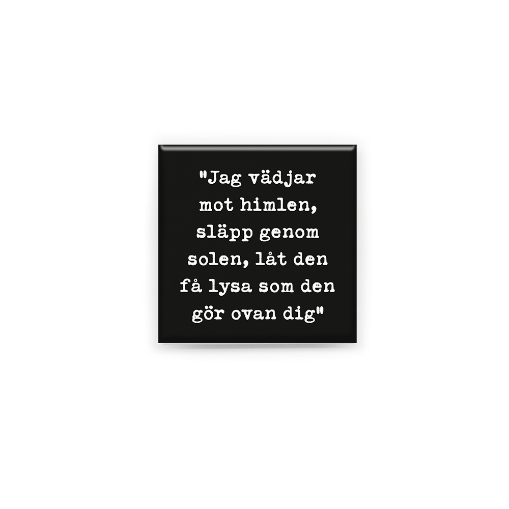 Stilren kylskåpsmagnet i storlek 5x5 cm med citatet "Jag vädjar mot himlen, släpp genom solen, låt den få lysa som den gör ovan dig" ur låten "Moln ovan mig".