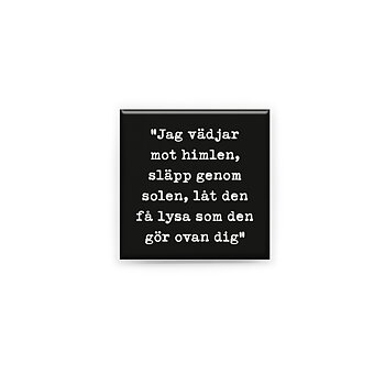 Stilren kylskåpsmagnet i storlek 5x5 cm med citatet "Jag vädjar mot himlen, släpp genom solen, låt den få lysa som den gör ovan dig" ur låten "Moln ovan mig".