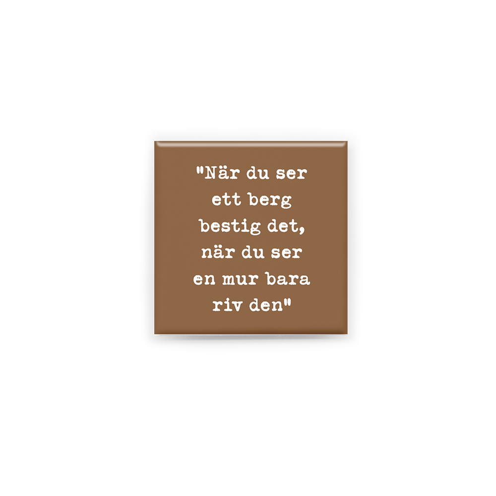 Stilren kylskåpsmagnet i storlek 5x5 cm med citatet "När du ser ett berg bestig det, när du ser en mur bara riv den" ur låten "Sikta högre".