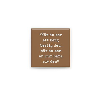 Stilren kylskåpsmagnet i storlek 5x5 cm med citatet "När du ser ett berg bestig det, när du ser en mur bara riv den" ur låten "Sikta högre".