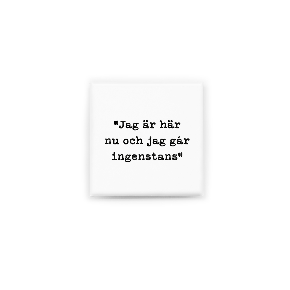 Stilren kylskåpsmagnet i storlek 5×5 cm med citatet "Jag är här nu och jag går ingenstans" ur låten "Siljans strand".&nbsp;