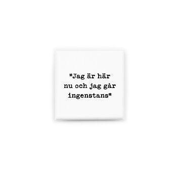 Stilren kylskåpsmagnet i storlek 5×5 cm med citatet "Jag är här nu och jag går ingenstans" ur låten "Siljans strand".&nbsp;