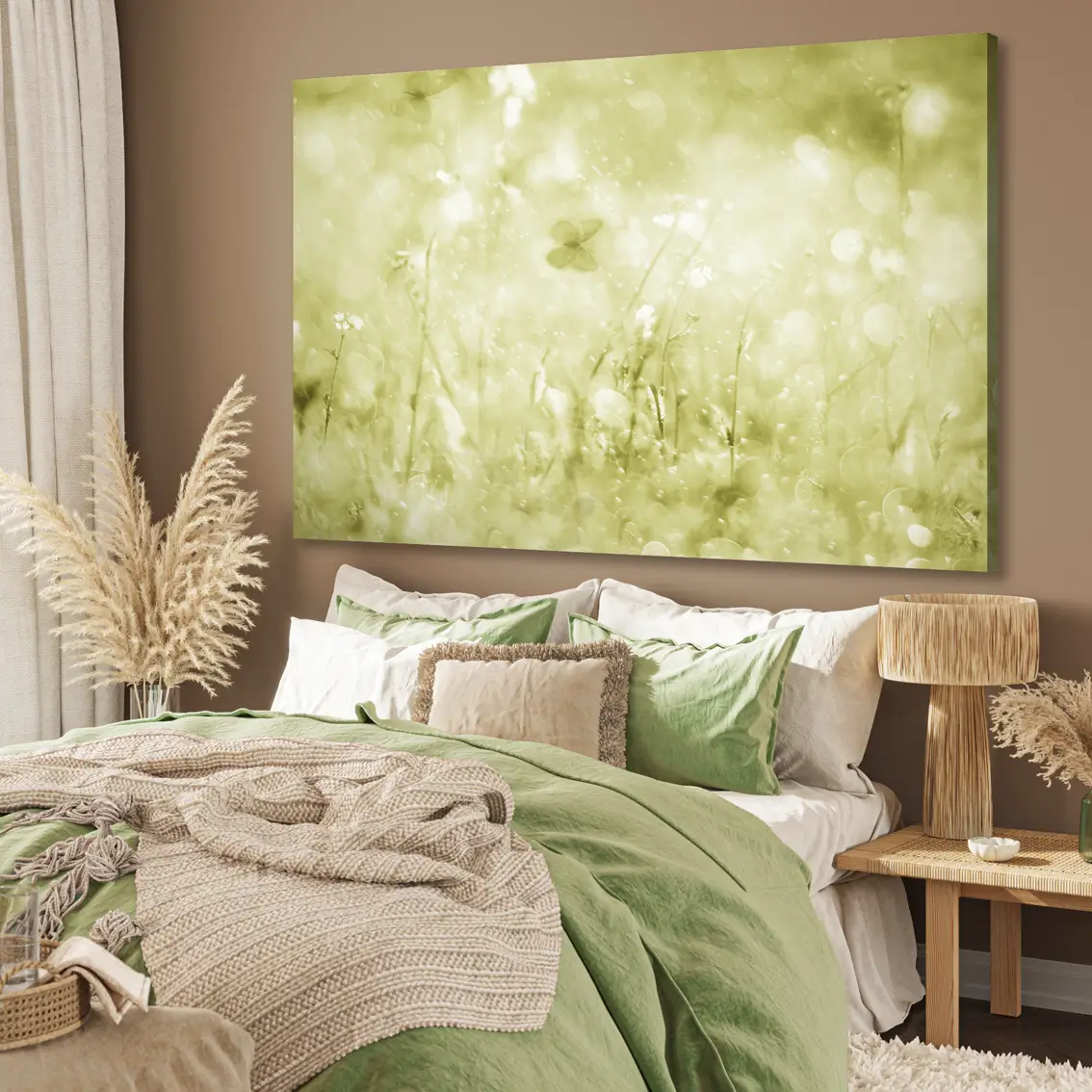 Lerretsbilde med morgeneng i grønne toner. Motivet viser gress og små blomster i varmt lys som gir ro og naturfølelse.