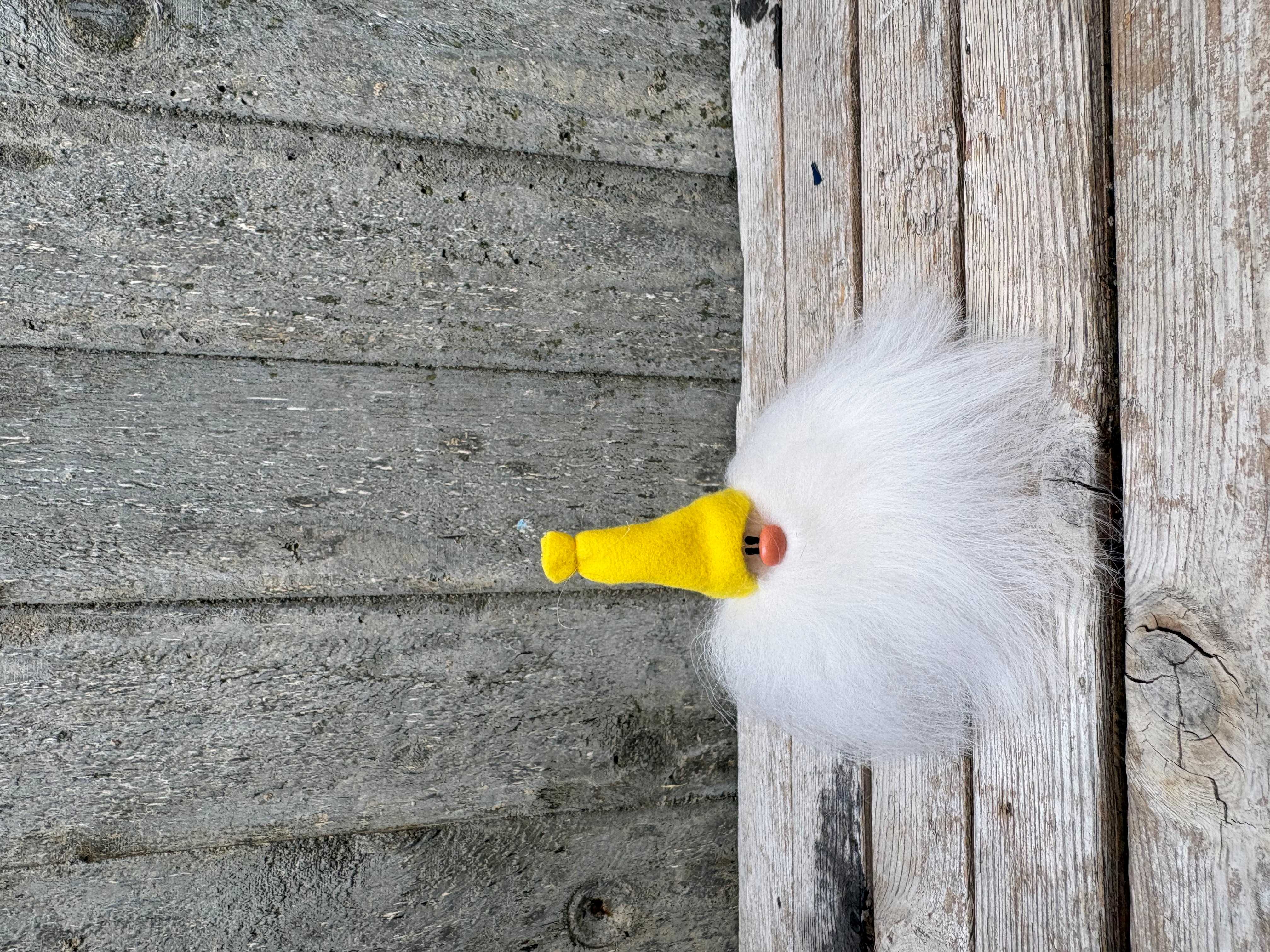 Mininisse 10 cm Gul mössa Vitt skägg Islandsfår Påsktomte