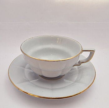 Grand teacup with saucer