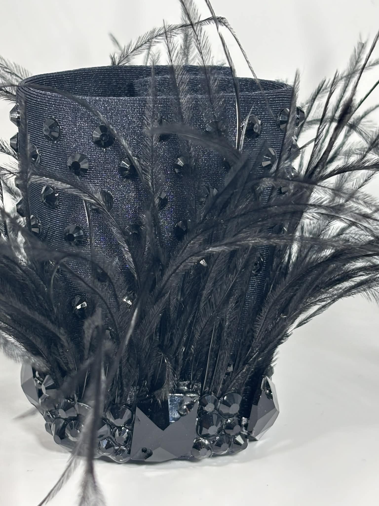 HAIRCUFF - svart m fjädrar & strass - 2
