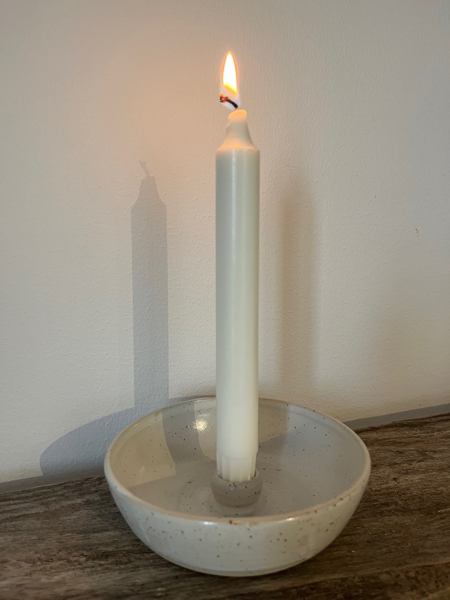 Ljusstake rund Vit/ lavaprick - 2