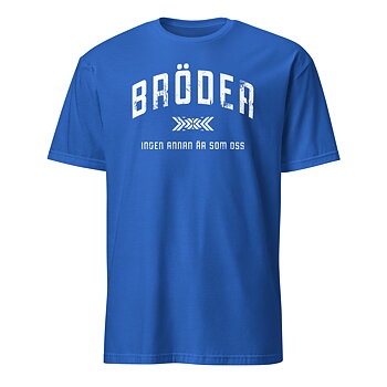 Mjuk t-shirt i klassisk modell med trycket “Bröder – ingen annan är som oss” i vitt på bröstet. Finns i storlekarna S–3XL. Material: 100 % bomull.