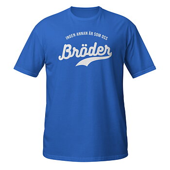 Mjuk t-shirt i klassisk modell med trycket “Bröder – ingen annan är som oss” i vitt på bröstet. Finns i storlekarna S–3XL. Material: 100 % bomull.