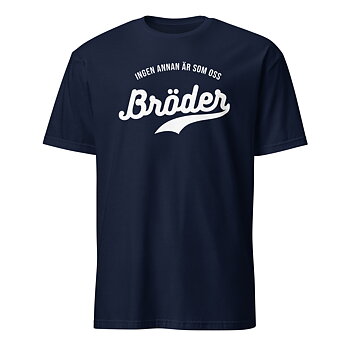 Mjuk t-shirt i klassisk modell med trycket “Bröder – ingen annan är som oss” i vitt på bröstet. Finns i storlekarna S–3XL. Material: 100 % bomull.