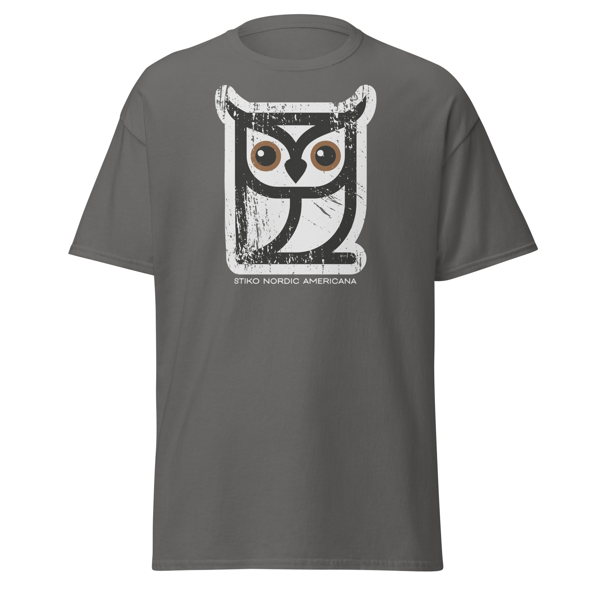 Mjuk mörkgrå t-shirt i klassisk modell med Stikos berguv och texten “Stiko Nordic Americana” på bröstet. Finns i storlekarna: S–3XL. Material: 100 % bomull.