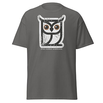 Mjuk mörkgrå t-shirt i klassisk modell med Stikos berguv och texten “Stiko Nordic Americana” på bröstet. Finns i storlekarna: S–3XL. Material: 100 % bomull.