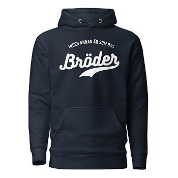 Mjuk premiumhoodie med trycket “Bröder – ingen annan är som oss” i vitt på bröstet. Dubbelfodrad huva med dragsnöre och praktisk framficka. Finns i storlekarna S–3XL. Material: 65 % bomull, 35 % polyester.