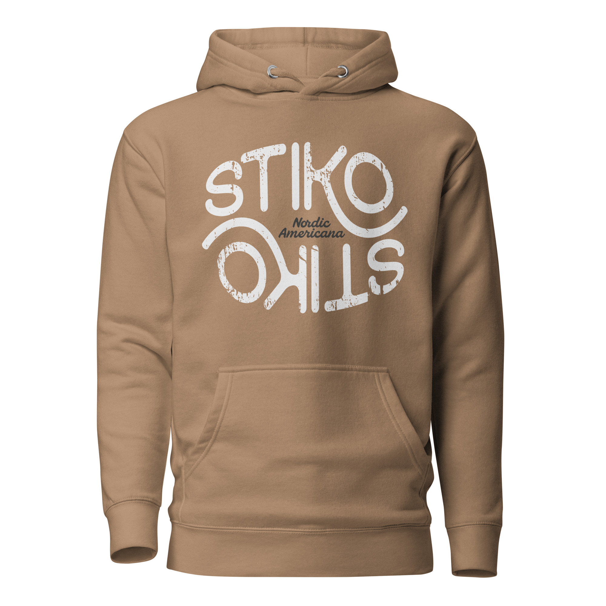 Mjuk premiumhoodie med texten “Stiko Nordic Americana” på bröstet. Dubbelfodrad huva med dragsnöre och praktisk framficka. Finns i storlekarna S–3XL. Material: 65 % bomull, 35 % polyester.